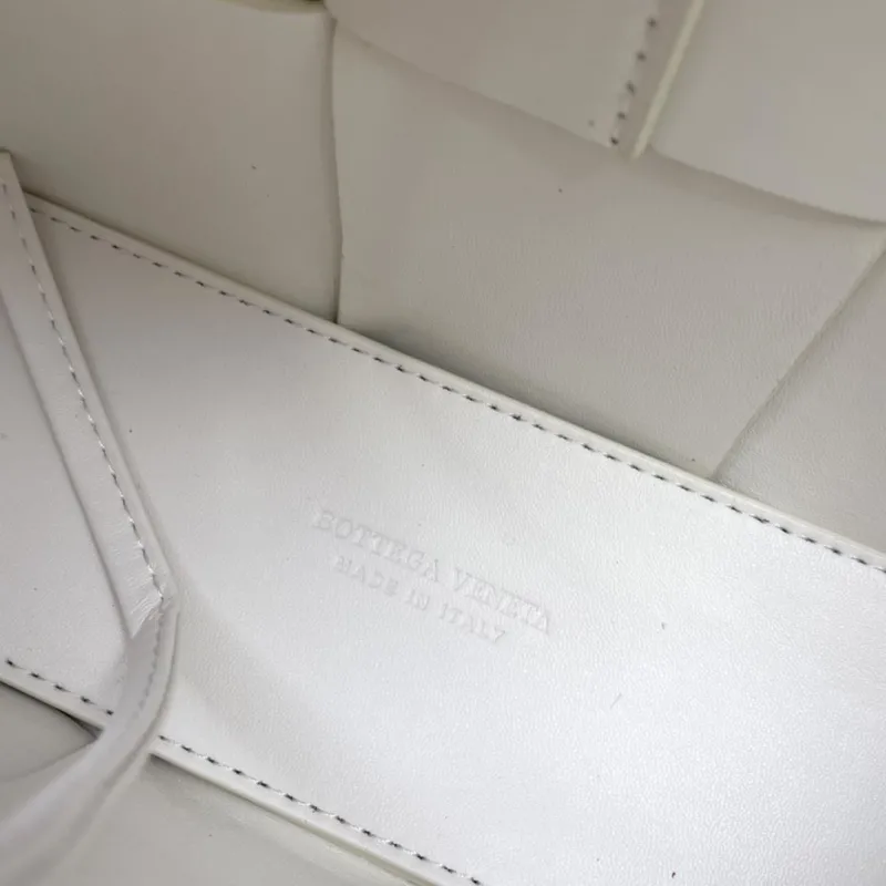 Bottega Veneta White Mini Tote Bag S06002 - Image 8
