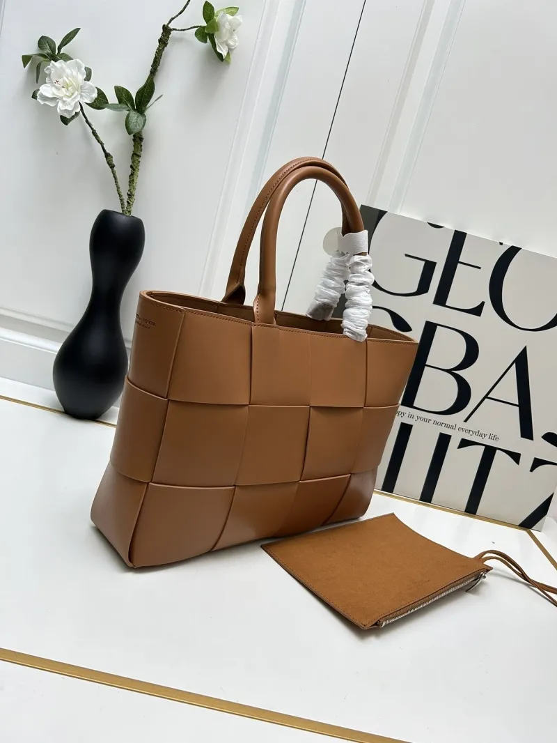 BV Brown Leather Tote Bag S06003 - Image 3