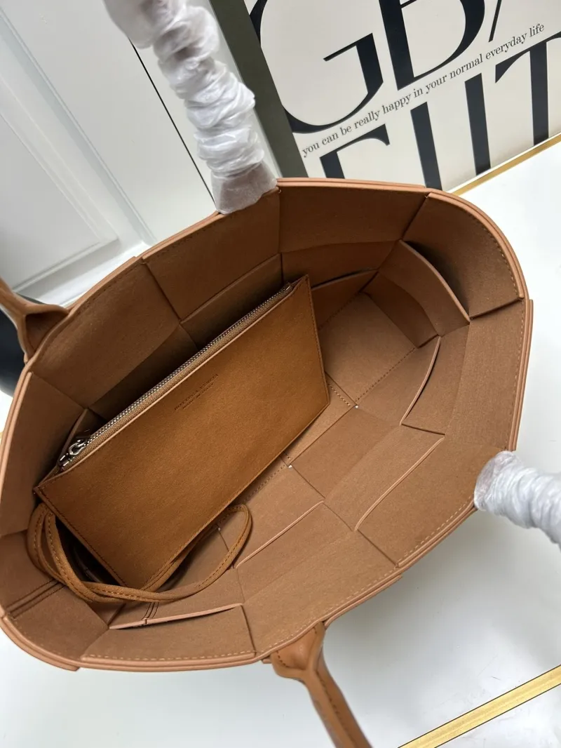 BV Brown Leather Tote Bag S06003 - Image 9