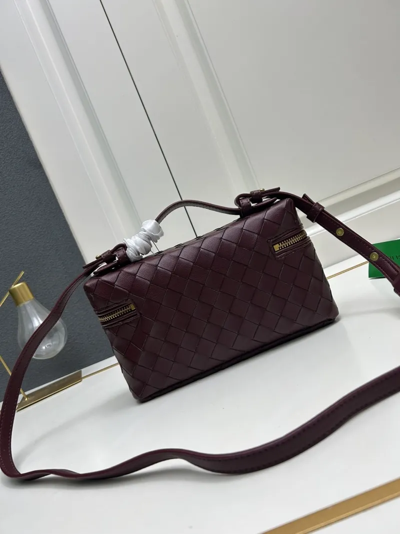 Bottega Veneta Burgundy Crossbody Bag S04002 - Image 3