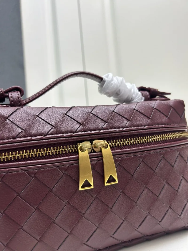 Bottega Veneta Burgundy Crossbody Bag S04002 - Image 4