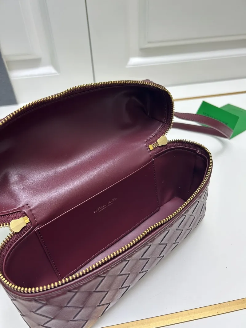 Bottega Veneta Burgundy Crossbody Bag S04002 - Image 8