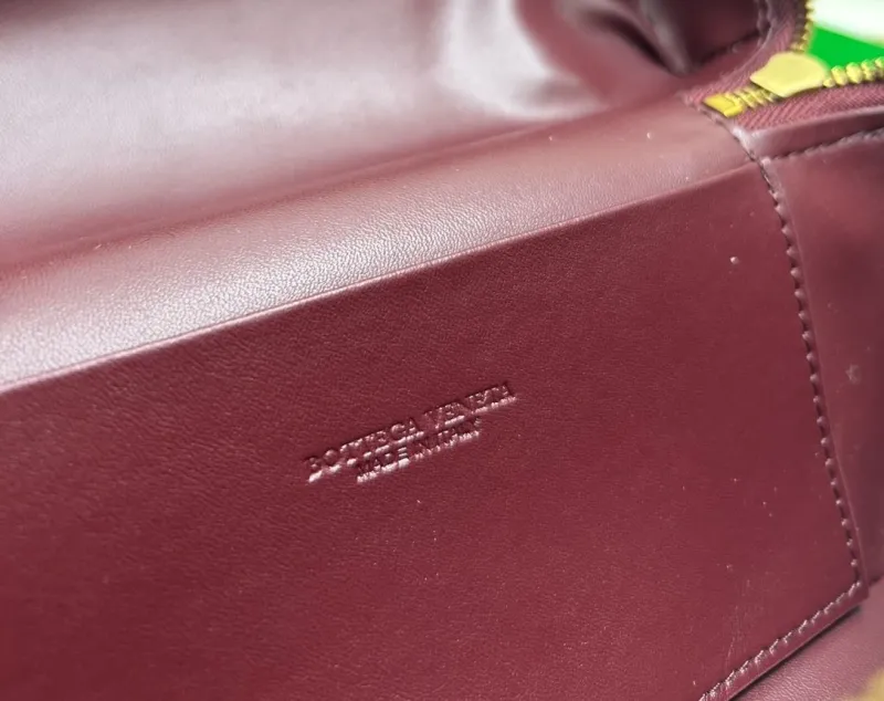 Bottega Veneta Burgundy Crossbody Bag S04002 - Image 9