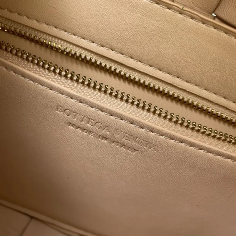 Bottega Veneta Small Beige Crossbody Bag 23cm 3029 - Image 9