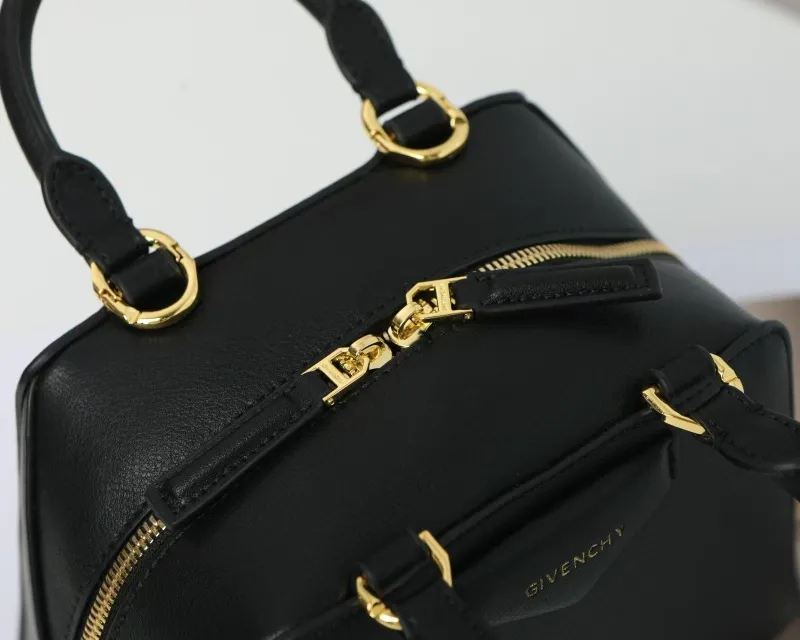 Givenchy Black Leather Crossbody Handbag - Image 7
