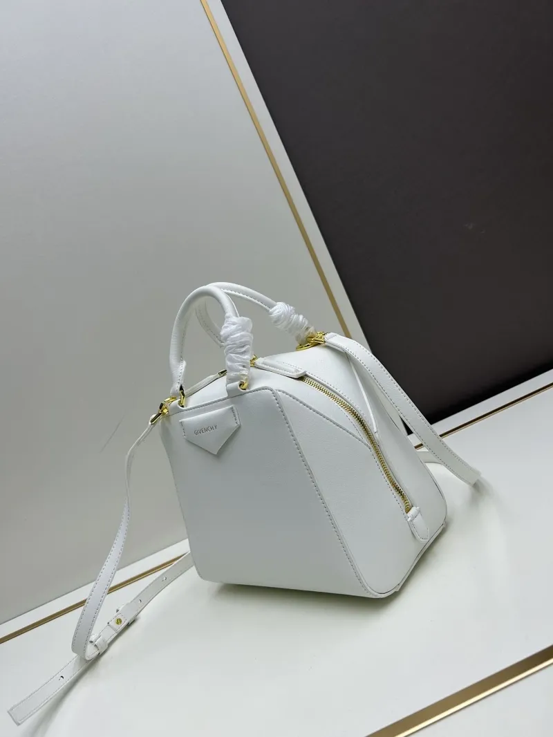 Givenchy White Leather Handbag with Shoulder Strap 22x19x13.5cm - Image 3