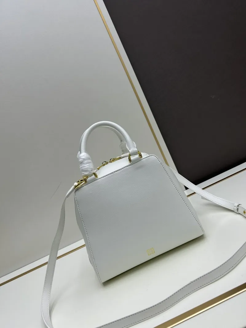Givenchy White Leather Handbag with Shoulder Strap 22x19x13.5cm - Image 4