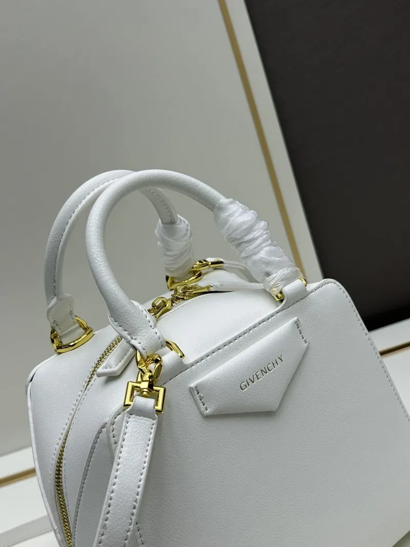 Givenchy White Leather Handbag with Shoulder Strap 22x19x13.5cm - Image 5