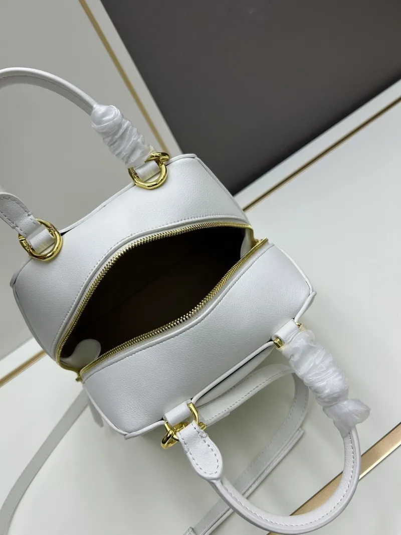 Givenchy White Leather Handbag with Shoulder Strap 22x19x13.5cm - Image 7