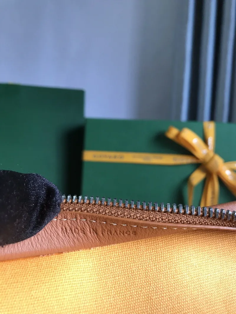 Goyard Black and Tan Clutch Bag - Image 9