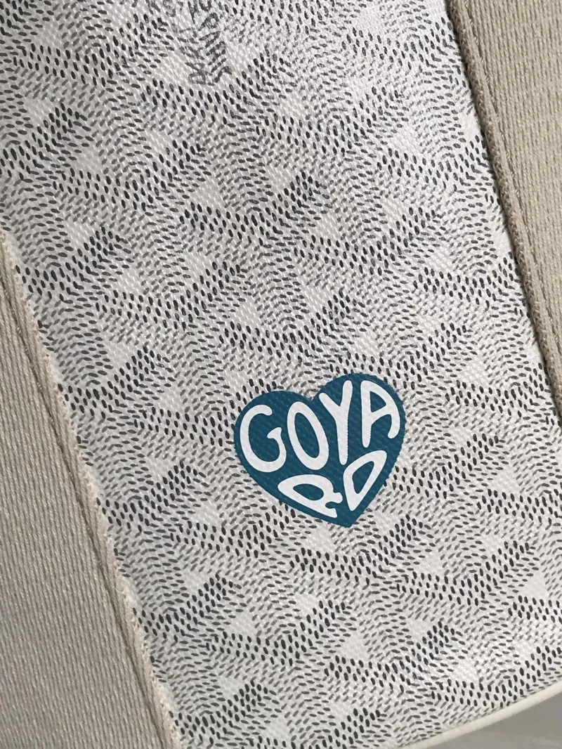 Goyard White Bucket Handbag with Shoulder Strap - Image 4