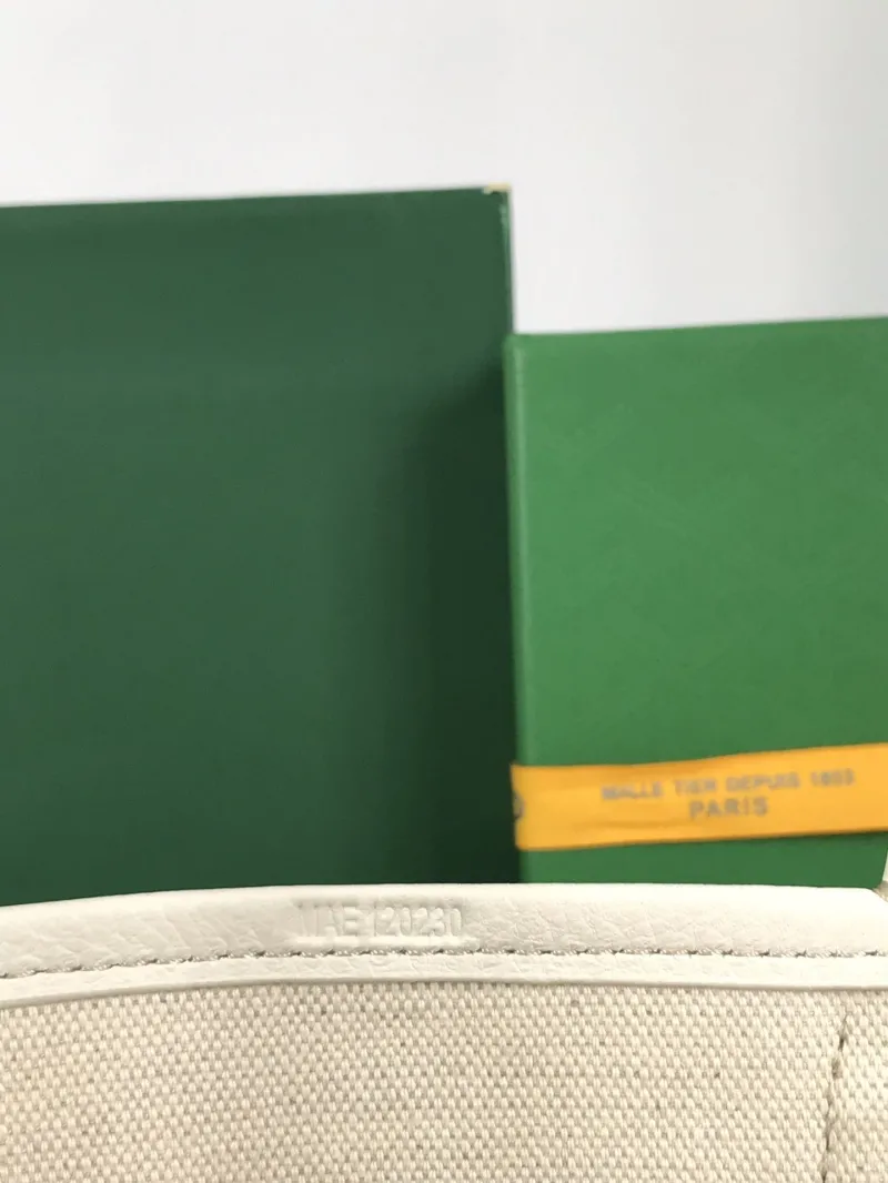 Goyard White Bucket Handbag with Shoulder Strap - Image 6