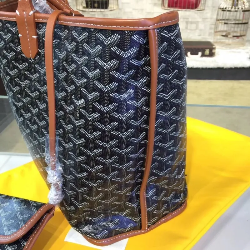 Goyard Black Tote Bag with Pouch - Image 4