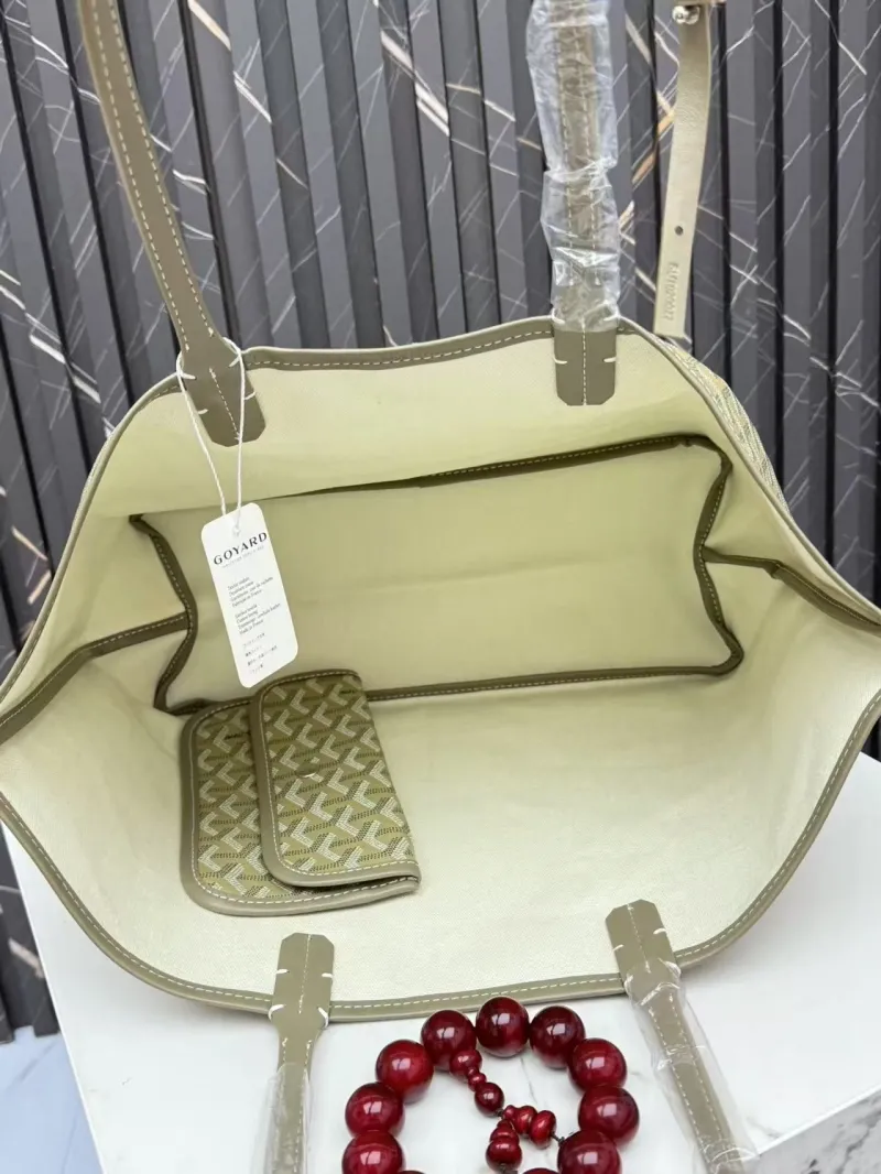Goyard Light Green Tote Bag with Attached Pouch - Image 5