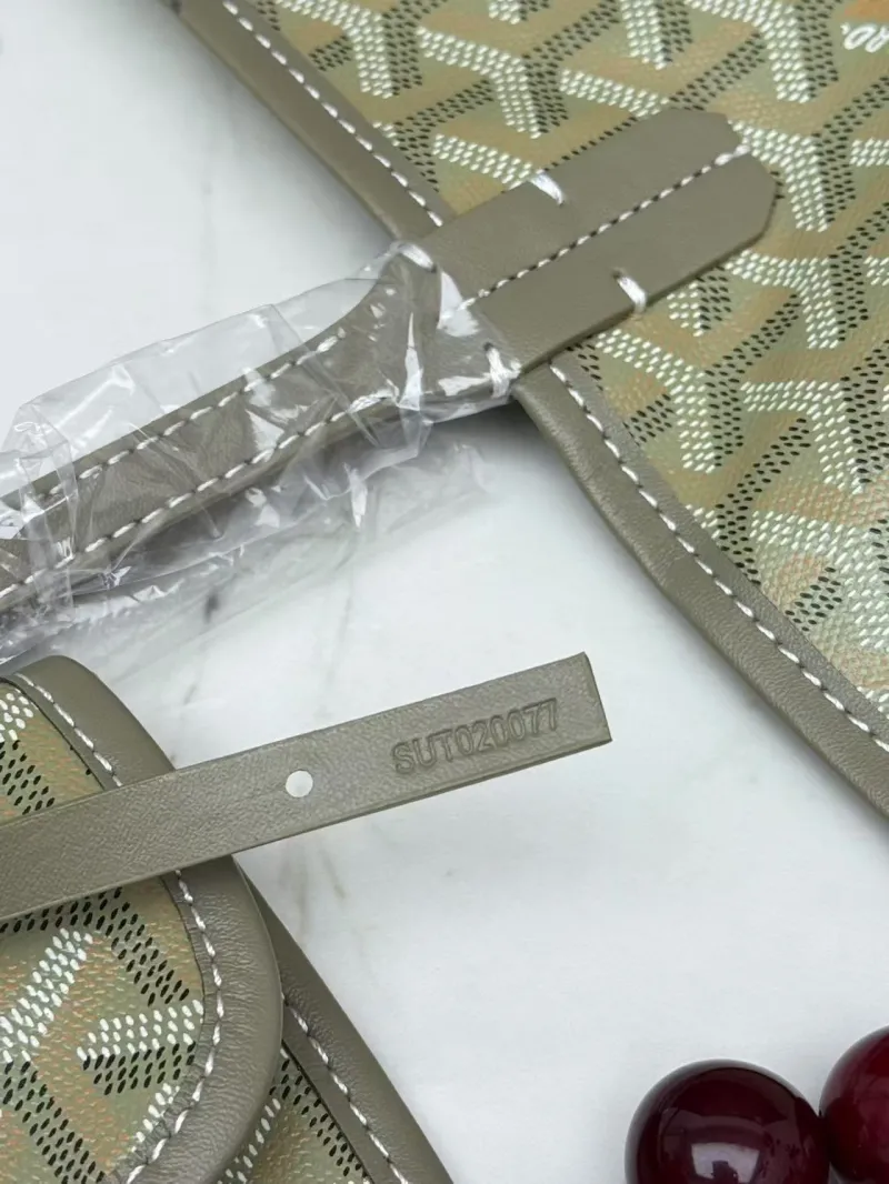 Goyard Light Green Tote Bag with Attached Pouch - Image 9