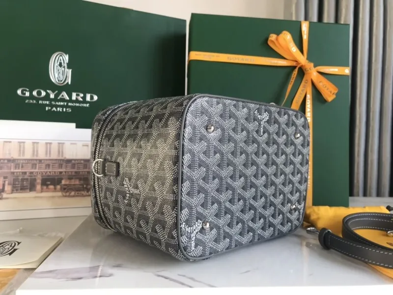 Goyard Gray Cosmetic Bag with Shoulder Strap - Image 4