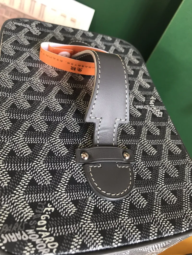 Goyard Gray Cosmetic Bag with Shoulder Strap - Image 5