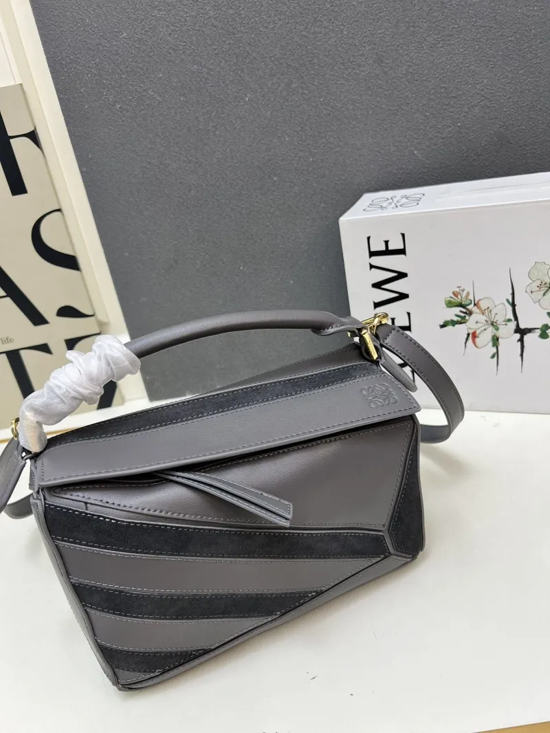 LOEWE 1H8915 Gray Leather Handbag 24cm - Image 4