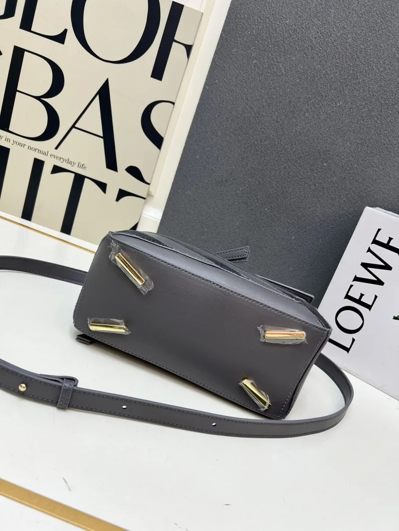LOEWE 1H8915 Gray Leather Handbag 24cm - Image 7