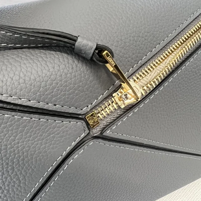 LOEWE Gray Leather Crossbody Handbag - Image 7