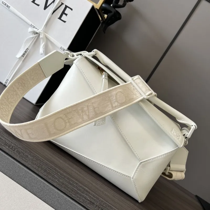 Loewe White Leather Crossbody Handbag 323