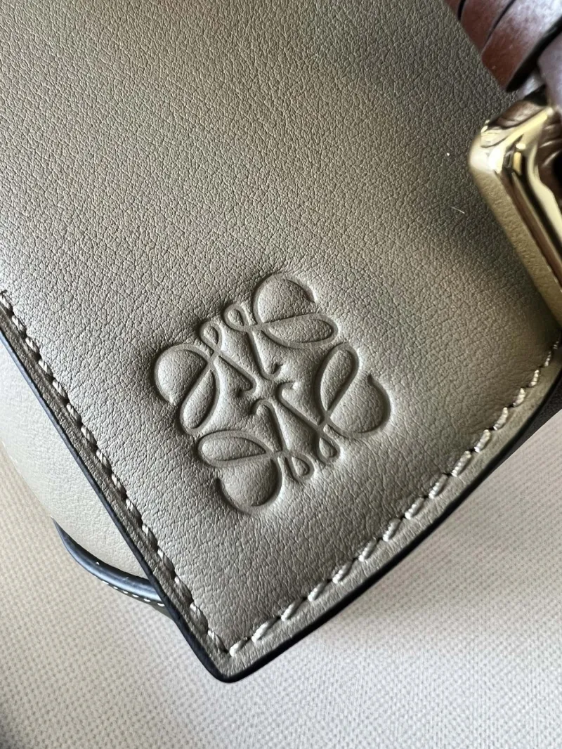 LOEWE Beige Olive Leather Handbag - Image 5