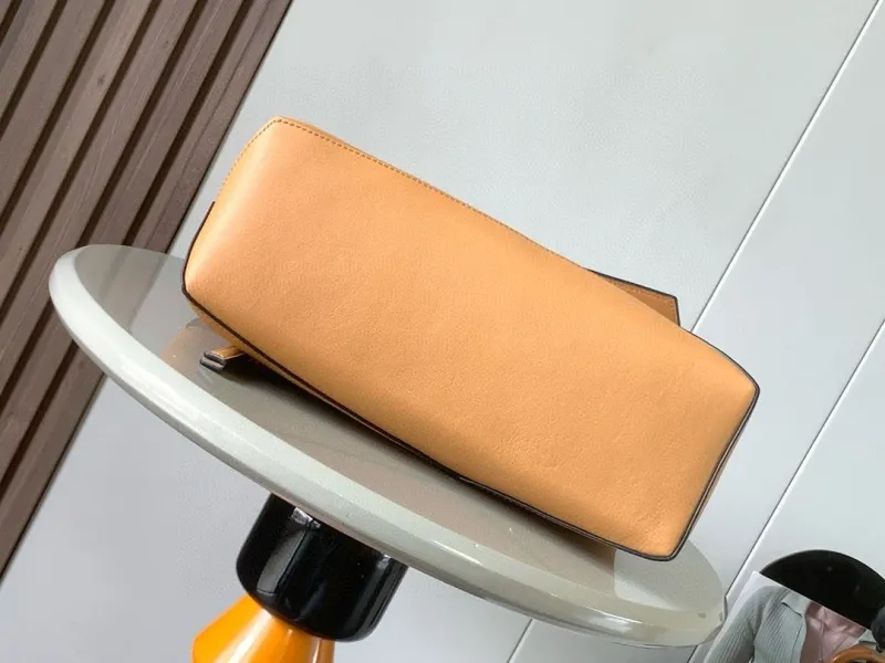 Loewe Tan Shoulder Bag 527 - Image 4