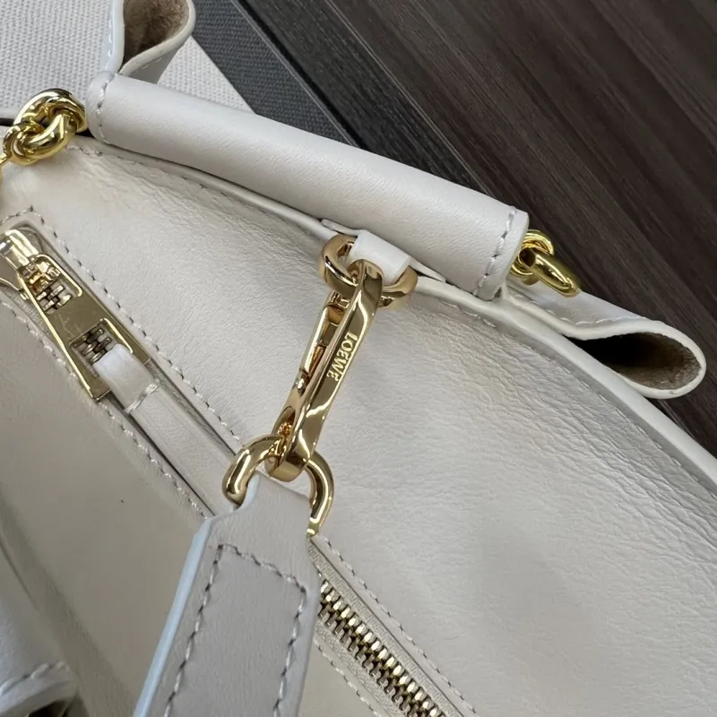 Loewe White Chain Shoulder Handbag - Image 7