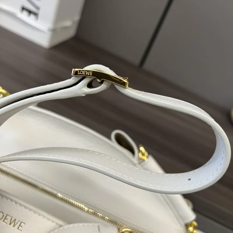 Loewe White Chain Shoulder Handbag - Image 8