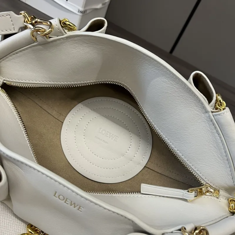 Loewe White Chain Shoulder Handbag - Image 9