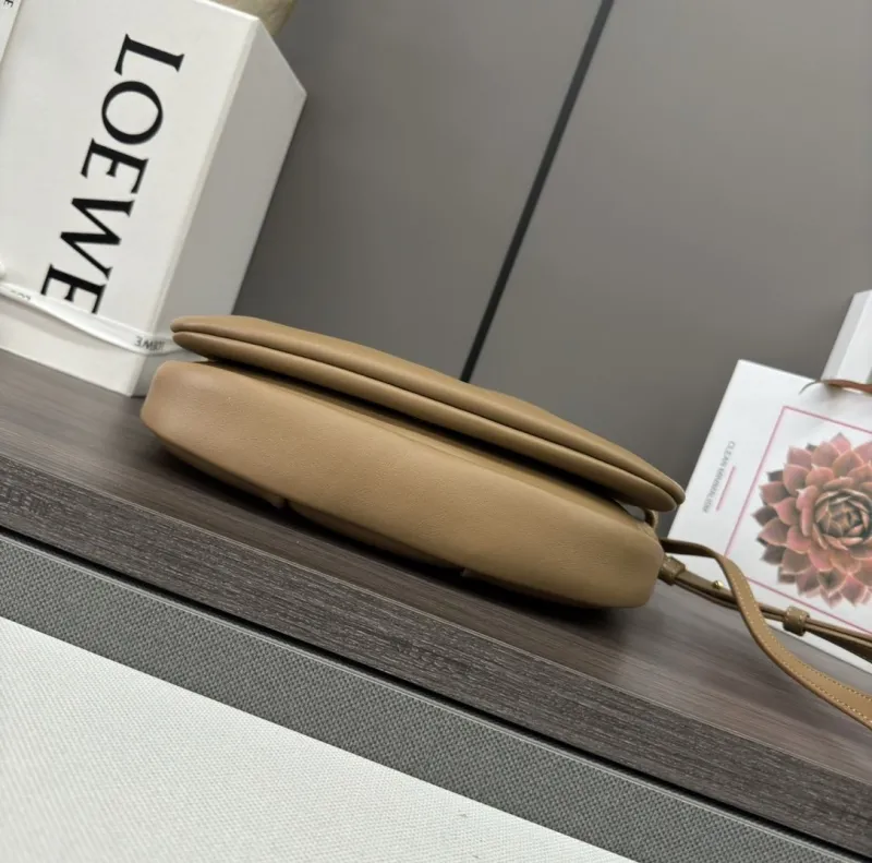 LOEWE Tan Crossbody Shoulder Bag 557 - Image 4