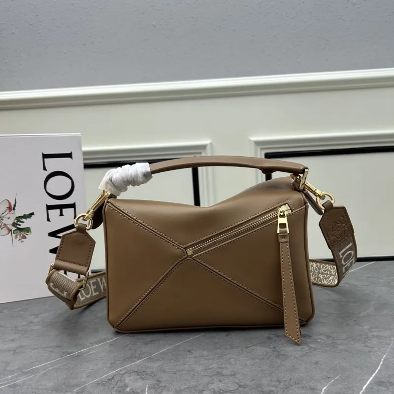 LOEWE Brown Leather Crossbody Handbag S21 24cm - Image 3
