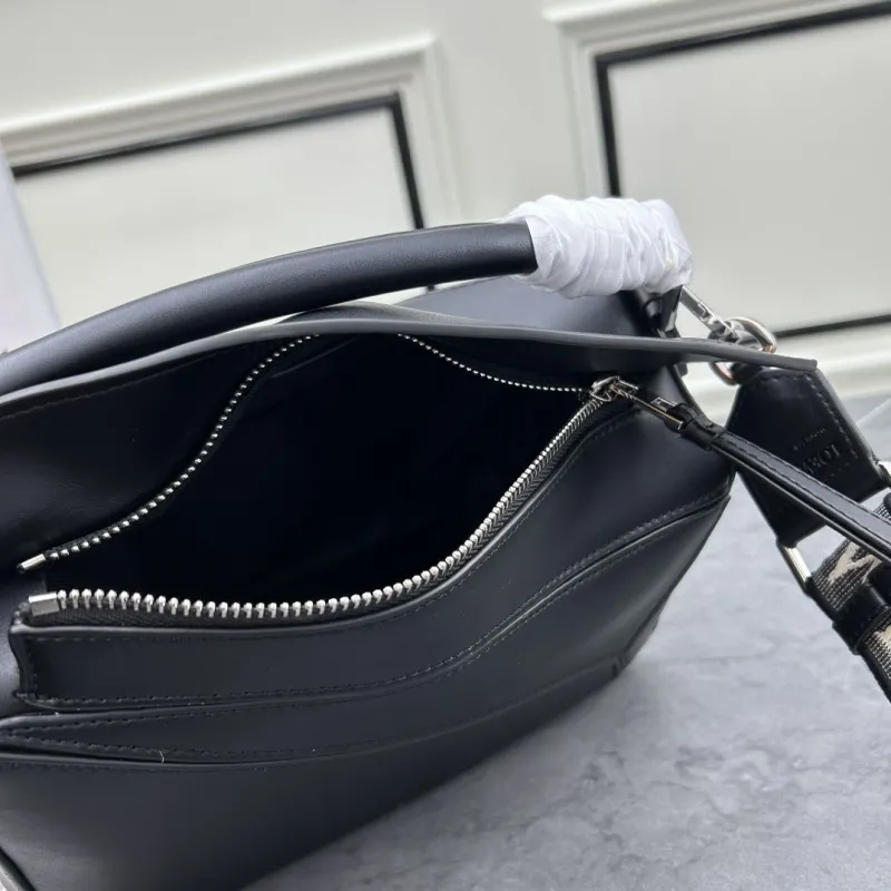 LOEWE Black Leather Handbag S21 24cm - Image 7