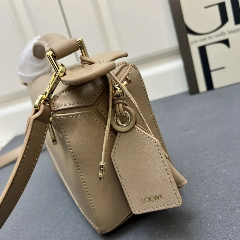 Loewe Beige Leather Handbag H08903 Size 24cm - Image 3