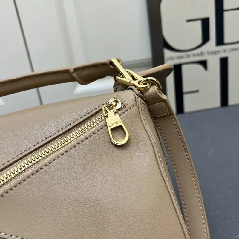 Loewe Beige Leather Handbag H08903 Size 24cm - Image 4