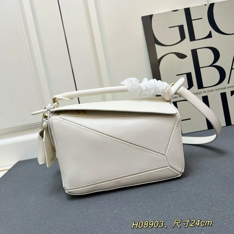 LOEWE White Handbag H08903 24cm