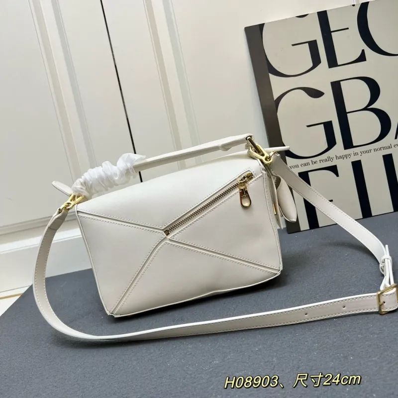 Alternative view of LOEWE White Handbag H08903 24cm