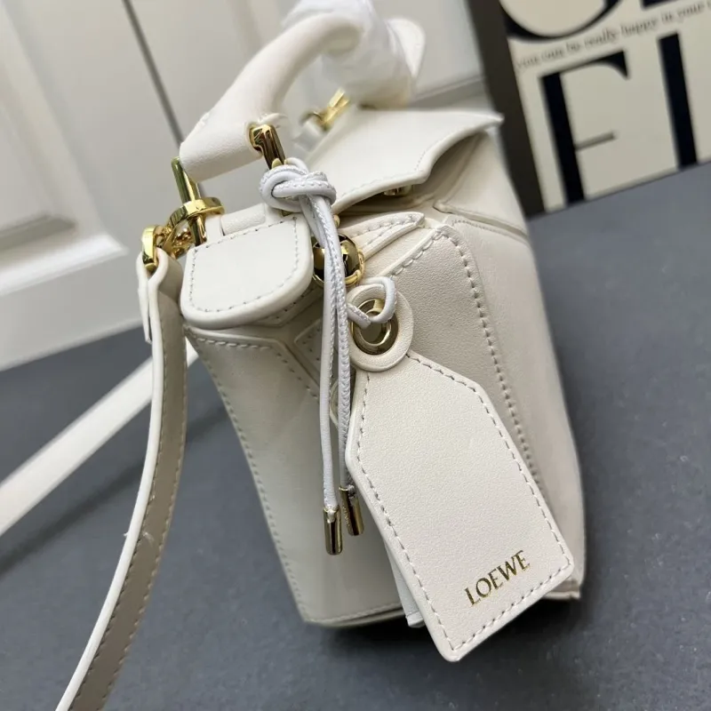 LOEWE White Handbag H08903 24cm - Image 3