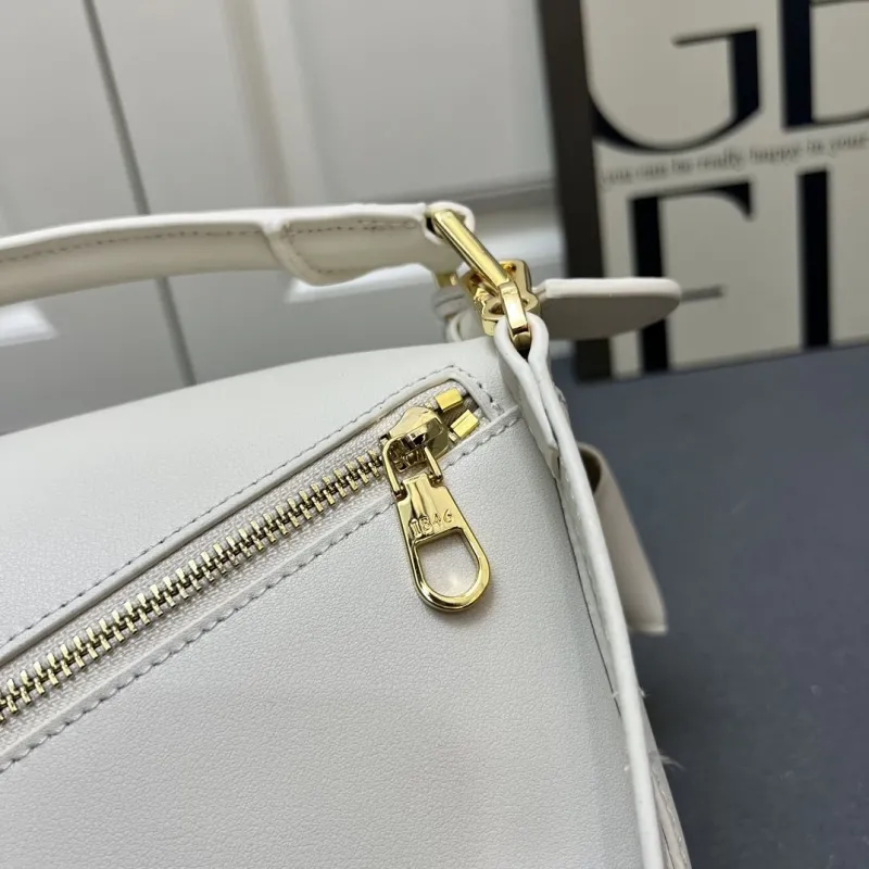 LOEWE White Handbag H08903 24cm - Image 4