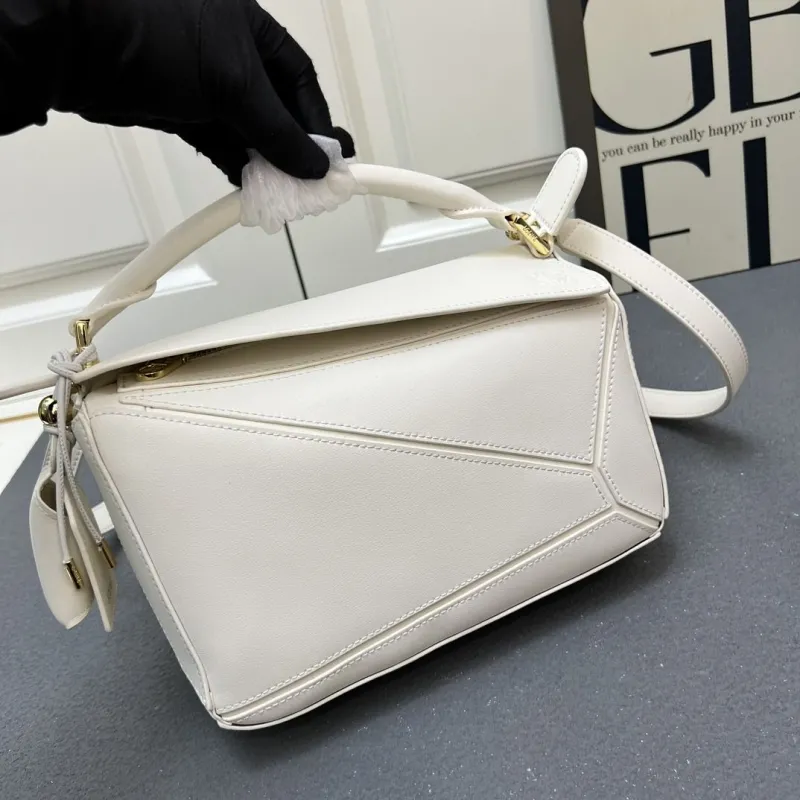 LOEWE White Handbag H08903 24cm - Image 5