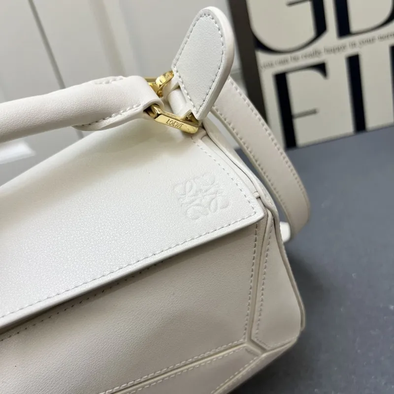 LOEWE White Handbag H08903 24cm - Image 6