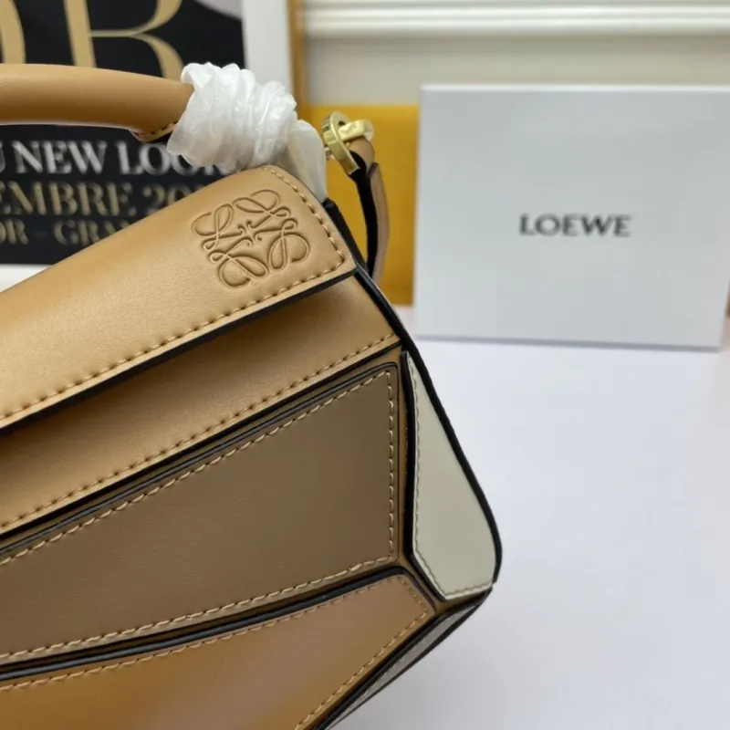 LOEWE Tan White Crossbody Handbag 858 - Image 4