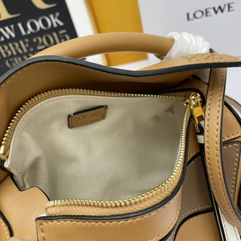 LOEWE Tan White Crossbody Handbag 858 - Image 7