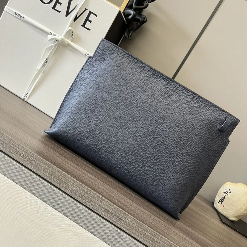 Alternative view of Loewe Clutch-2