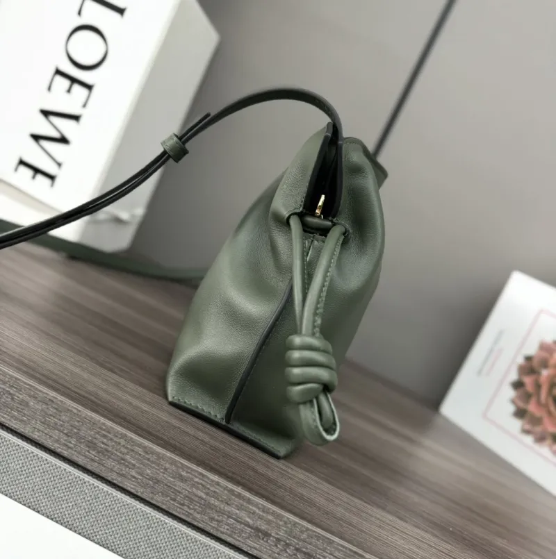 Alternative view of Loewe Clutch-74