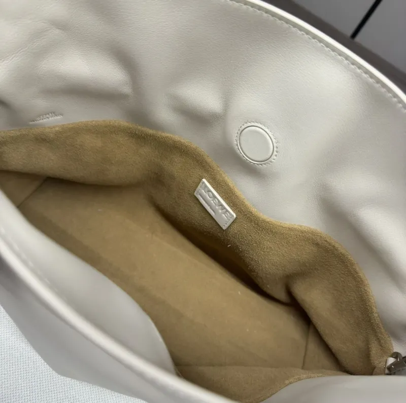 LOEWE Clutch-91 Cream Leather Shoulder Bag - Image 8