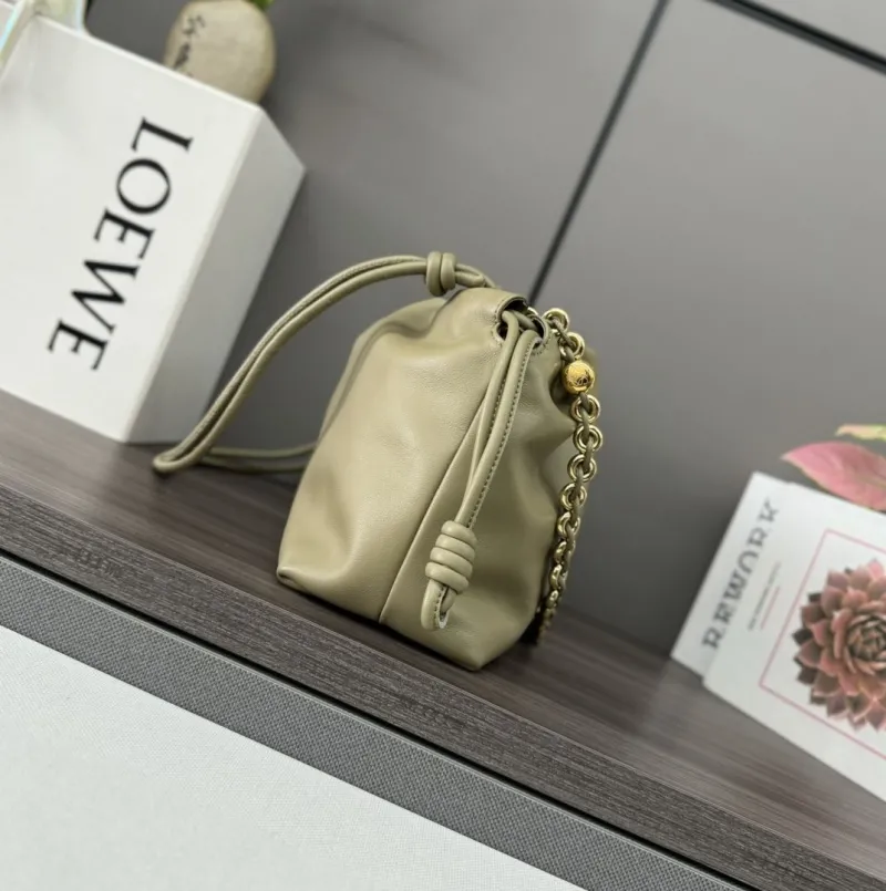 Alternative view of Loewe Clutch-111