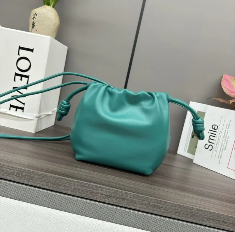 Alternative view of Loewe Clutch-116
