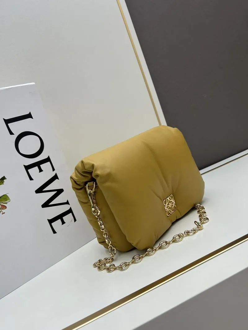 Alternative view of Loewe Clutch-132