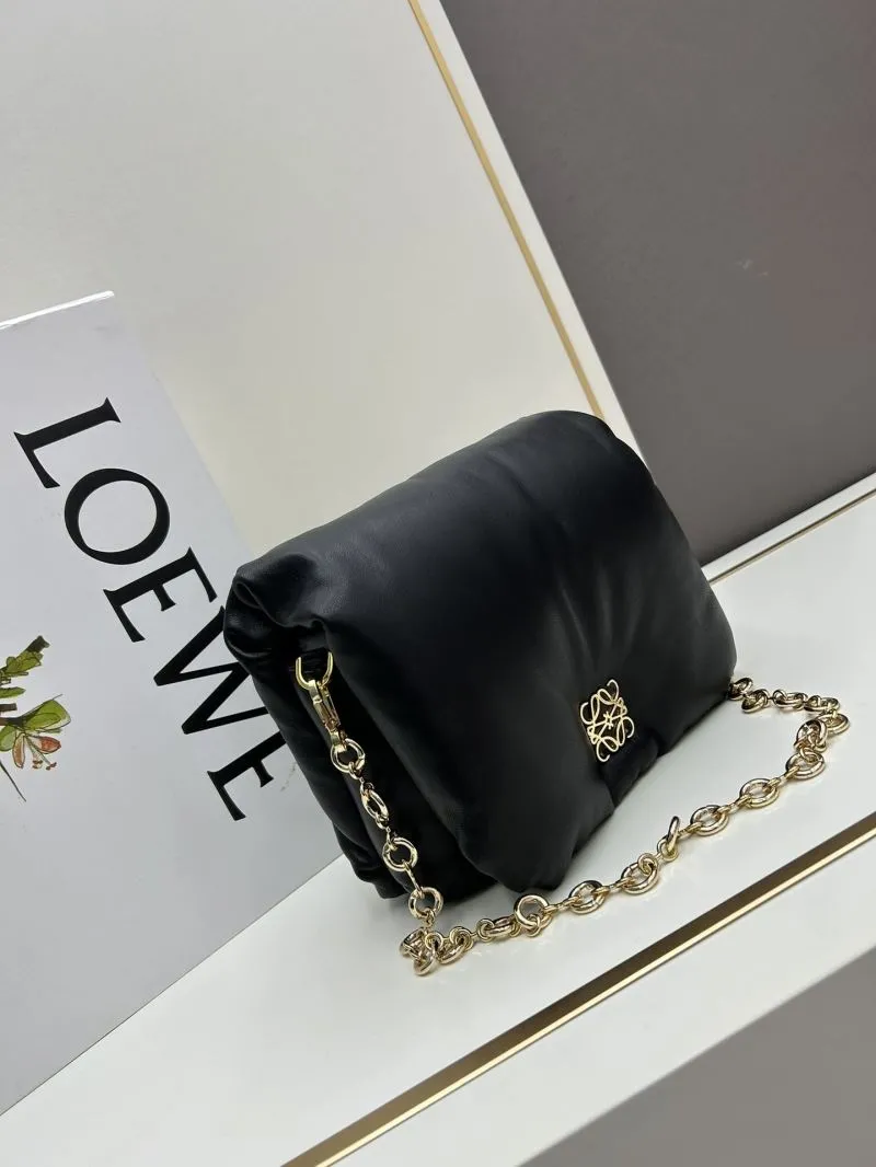 Alternative view of Loewe Clutch-135